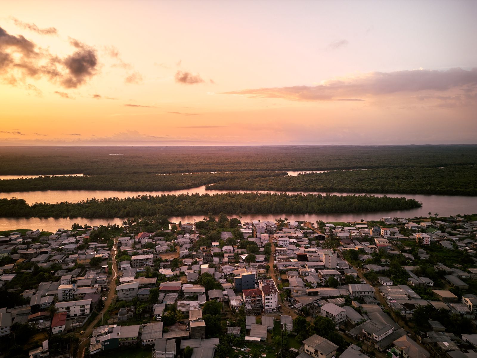 Vue aérienne de Douala au coucher du soleil